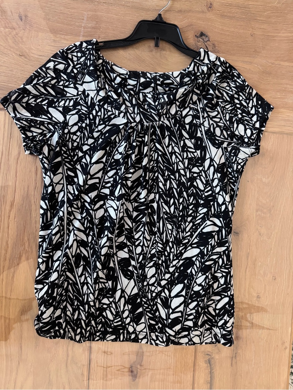 Dana Buchman Blouse Small Black White Abstract Leaf Print Short Sleeve Pleated